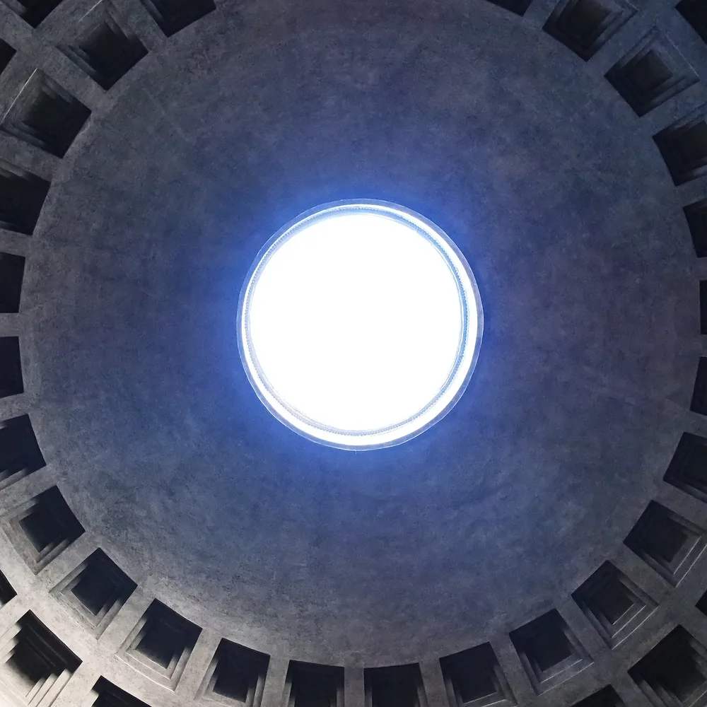 O óculo do Panteão visto por dentro — a cúpula de concreto assinada por Agrippa